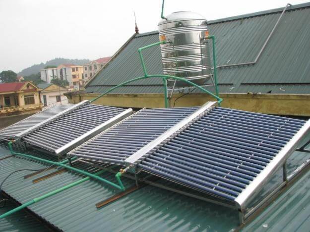 Lắp máy nước nóng năng lượng mặt trời cho trường hợp mái nghiêng