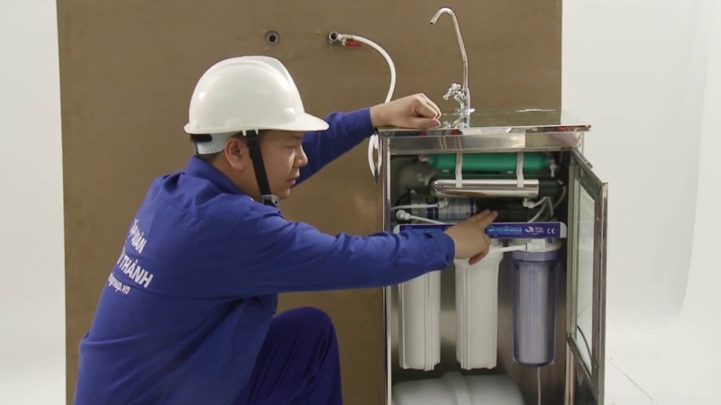 Nhân viên Đại Thành hỗ trợ lắp đặt máy lọc nước nóng lạnh